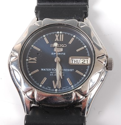 Lot 2747 - A gent's steel cased Seiko 5 automatic wrist...