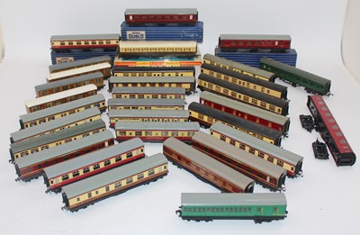 Lot 458 - Tray containing 26 Hornby Dublo coaches and 4...