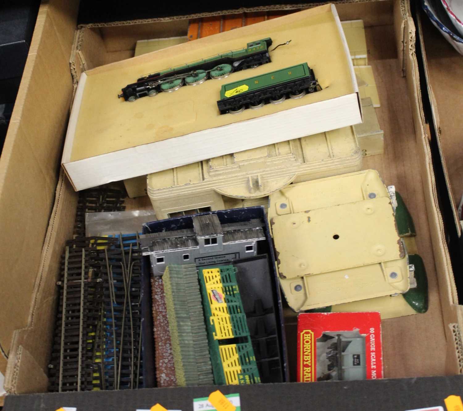 Lot 78 - A box containing a collection of 00 gauge...