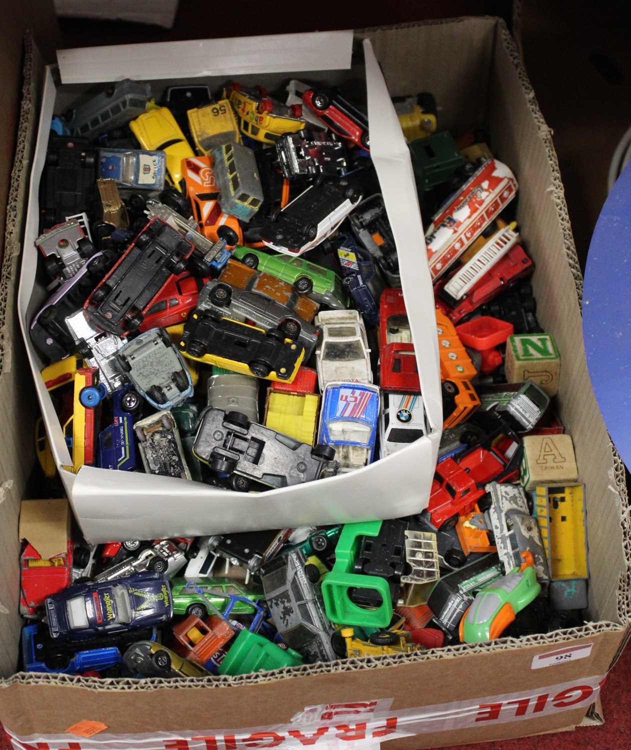 Lot 98 - A box containing a large collection of diecast...