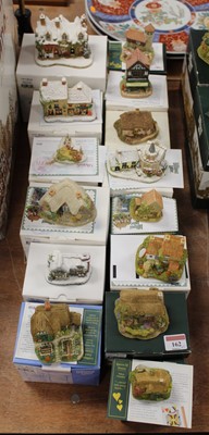 Lot 162 - A collection of 13 Lilliput Lane models, to...