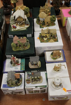 Lot 164 - A collection of 13 Lilliput Lane models, to...
