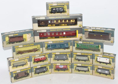 Lot 453 - Wrenn: 2 coaches and 16 wagons, all (E-BE),...