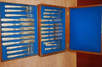 Lot 261 - A cased set of twelve late Victorian silver...
