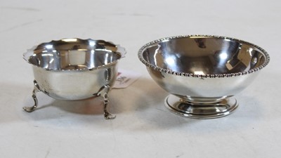 Lot 336 - A George V silver bowl, having a beaded rim...