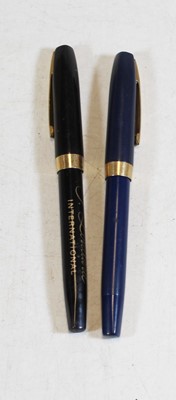 Lot 322 - A Sheaffer fountain pen having a blue cap and...