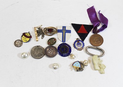 Lot 338 - A small collection of miscellaneous items, to...