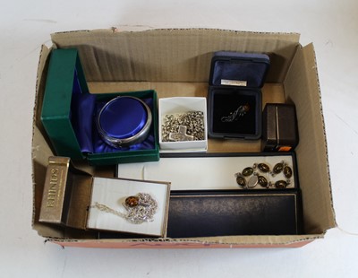 Lot 356 - A small collection of jewellery, to include a...