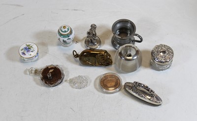 Lot 360 - A small collection of miscellaneous items, to...