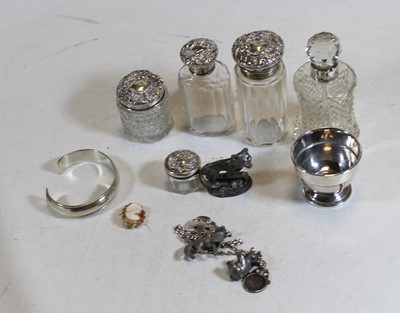 Lot 369 - A small collection of miscellaneous items, to...