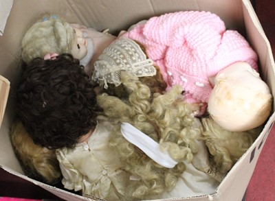 Lot 380 - A box of mainly mid-20th century celluloid dolls