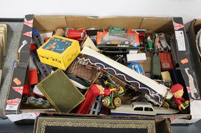 Lot 383 - A box of miscellaneous items, to include loose...