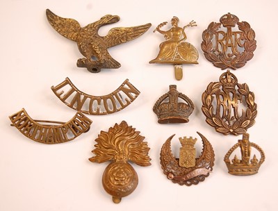 Lot 2220 - A collection of cap badges and insignia to...