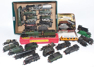 Lot 428 - Large shoebox containing 12+ locos plus many...