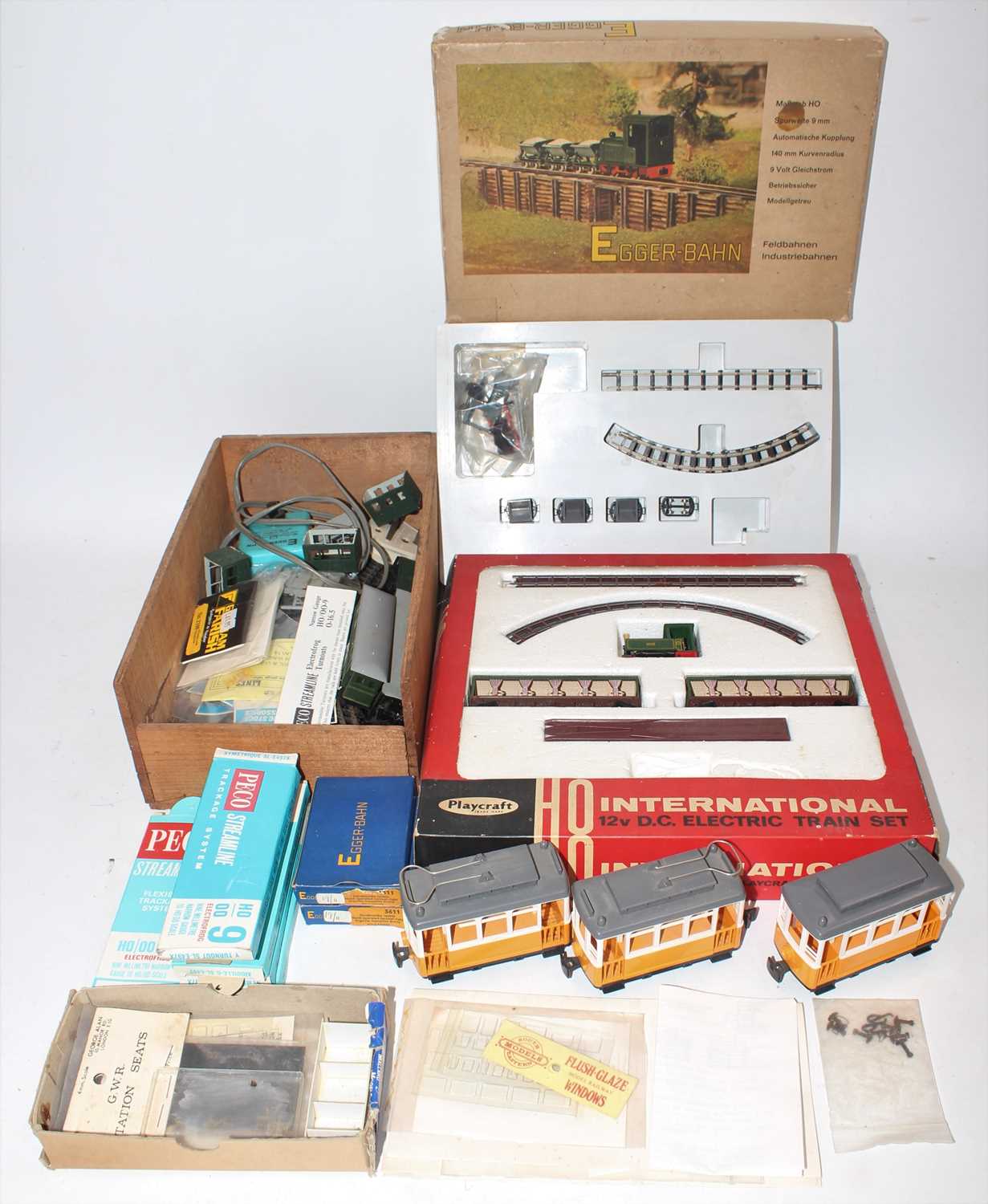 Lot 431 - Narrow gauge items:- Playcraft set P1610...