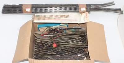 Lot 435 - Box of varied makes 2-rail track with a bundle...