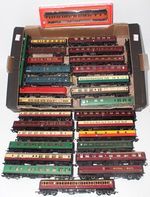 Lot 504 - Tray of 30 bogie coaches, varied makes, styles...