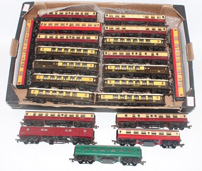 Lot 505 - Tray of 20 early Triang bogie coaches...