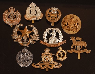 Lot 2431 - A collection of cap badges and buttons to...
