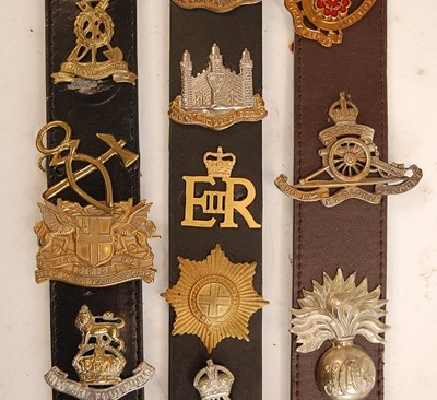 Lot 2200 - A collection of cap badges and insignia to...