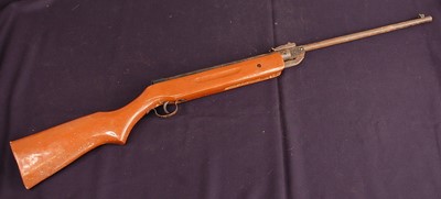 Lot 2555 - A .77 break barrel air rifle, 108cm.