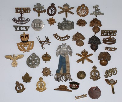 Lot 2224 - A collection of cap badges and insignia to...