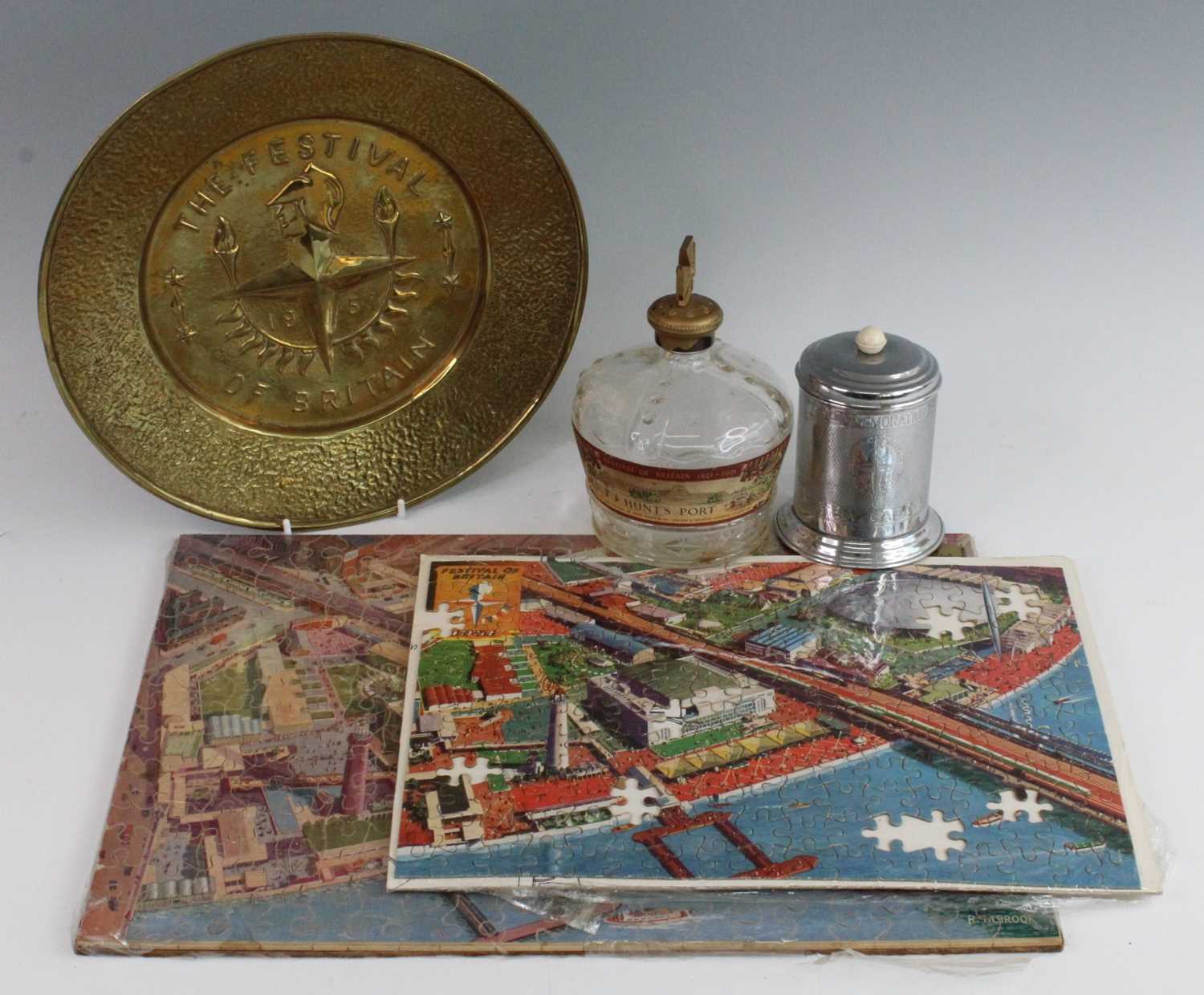 Lot 2077 - A collection of miscellaneous items mostly...