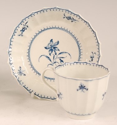 Lot 3021 - An 18th century Worcester tea bowl on stand,...