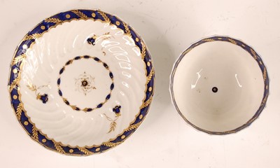 Lot 3021 - An 18th century Worcester tea bowl on stand,...