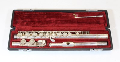 Lot 128 - A 20th century Yamaha flute, cased
