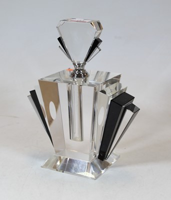 Lot 141 - An Art Deco style scent bottle, of fan shape,...