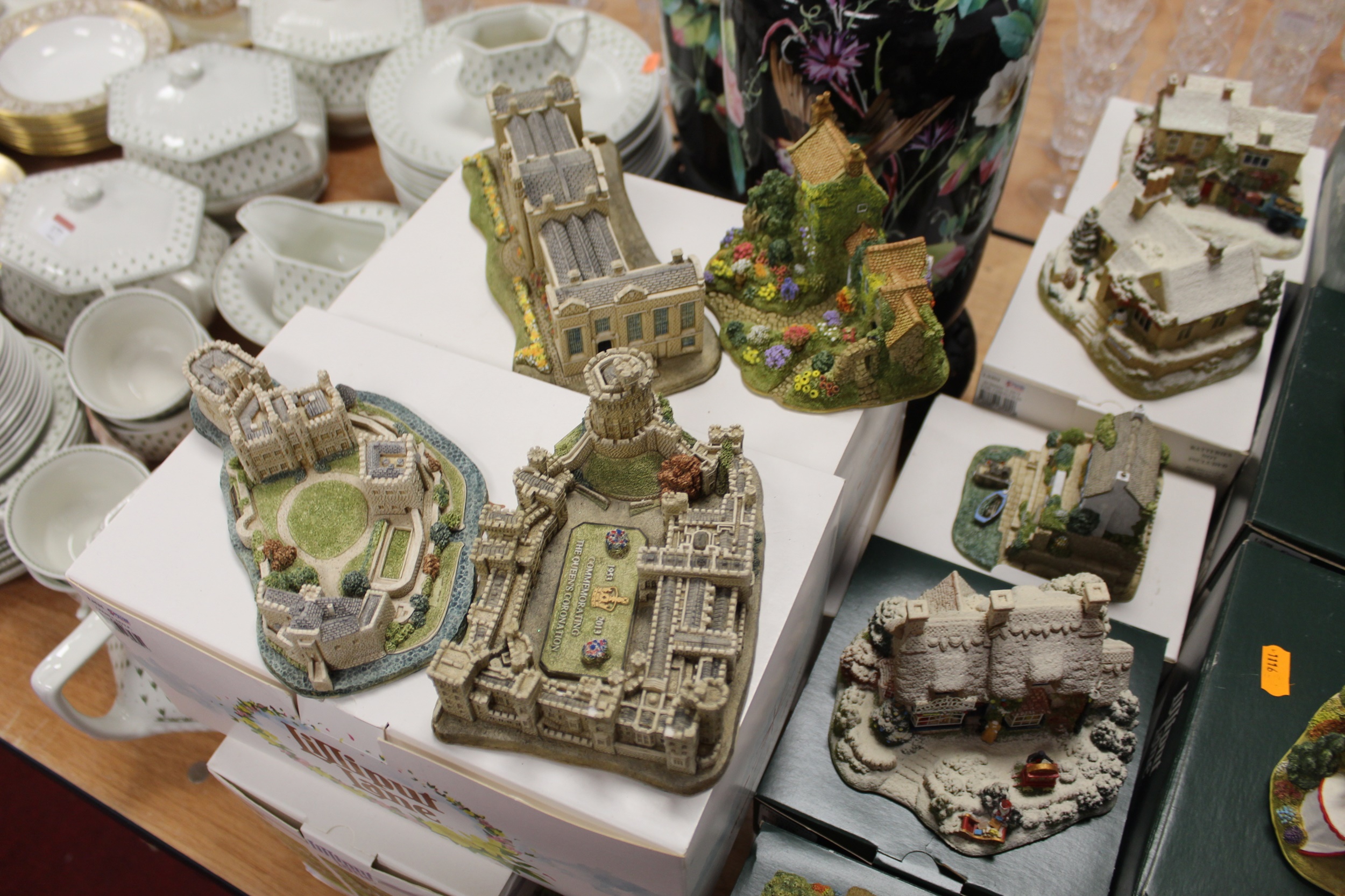 Lot 179 - A collection of 16 boxed Lilliput Lane