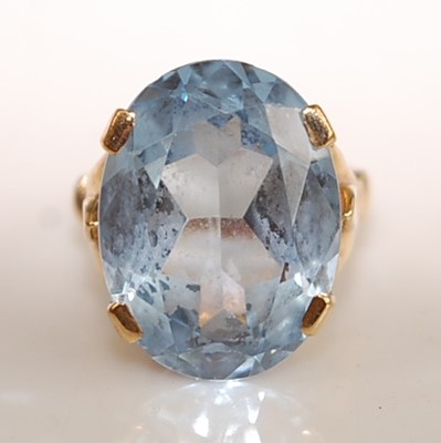 Lot 2504 - A yellow metal synthetic spinel dress ring,...
