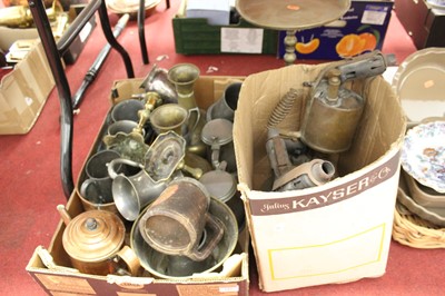 Lot 182 - Two boxes of miscellaneous metalware, to...