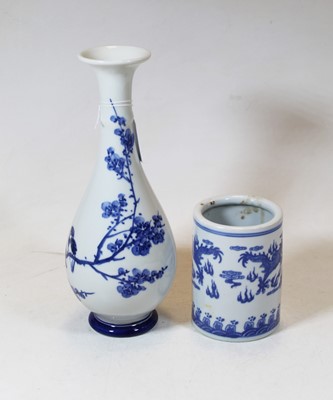 Lot 232 - A 20th century Chinese blue & white brush pot,...