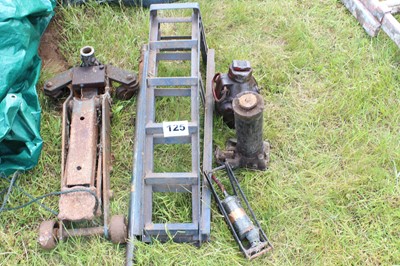 Lot 125 - 1 x Trolly Jack and Car Ramps