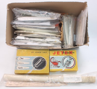 Lot 818 - A large group of 13 Vac form aircraft kits by...