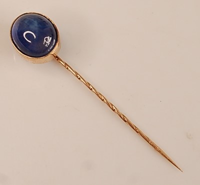 Lot 2507 - A yellow metal synthetic sapphire stick pin,...