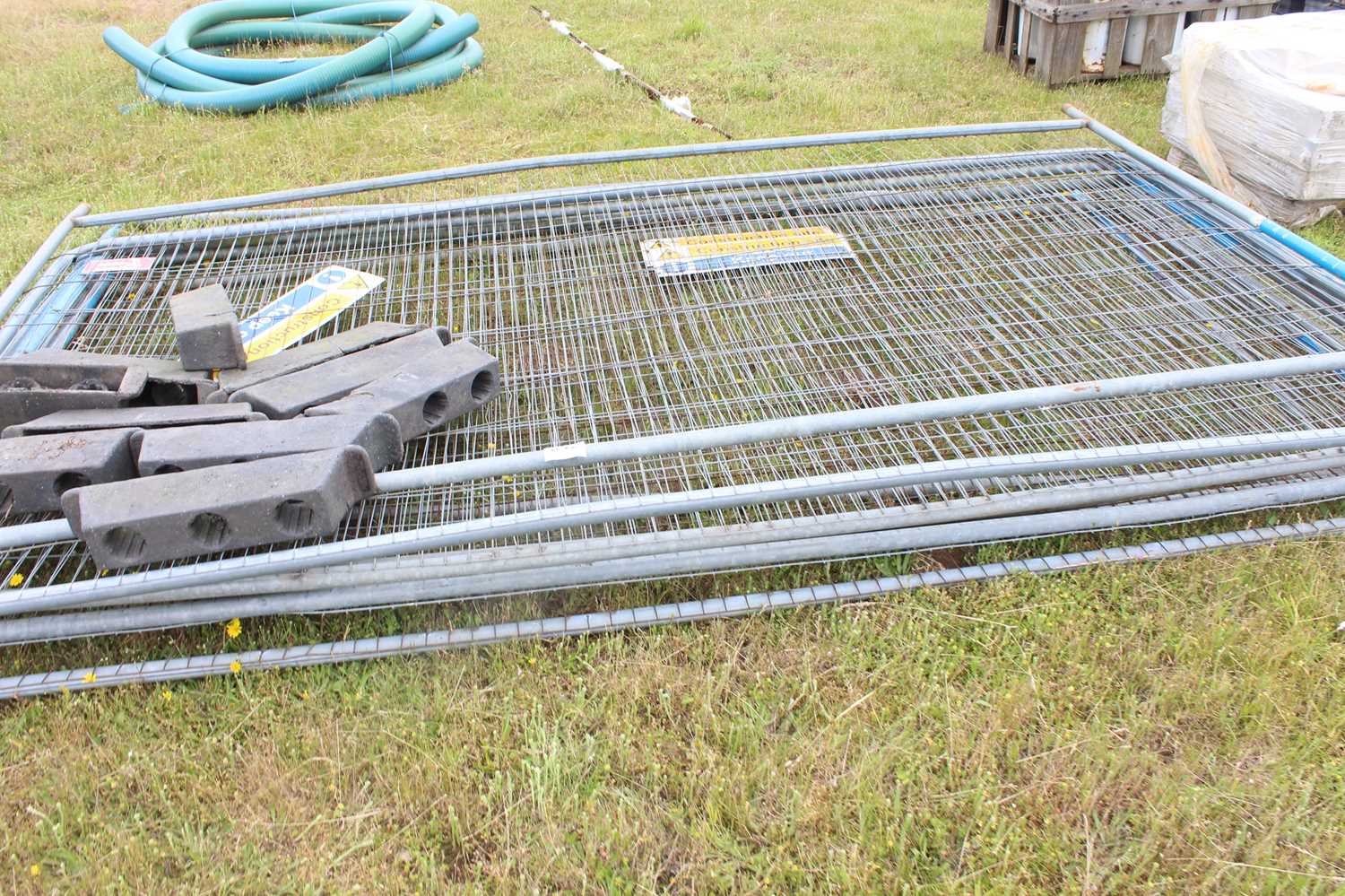 Lot 842 - 9 x Harris Fence Panels complete with feet