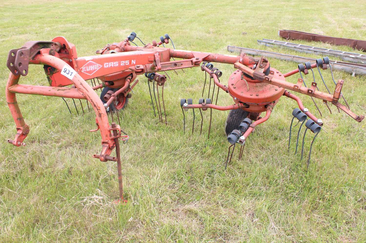 Lot 931 - 1 x KUHN Hay Turner, GRS 25N