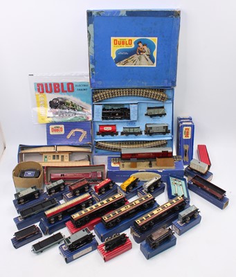 Lot 450 - Hornby Dublo EDG17 0-6-2 tank goods set...