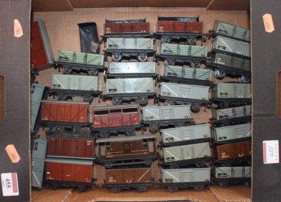 Lot 455 - Small tray containing 31 Hornby Dublo 3-rail...