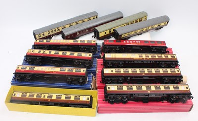 Lot 467 - Nine Hornby Dublo coaches: 4070 BR (W)...