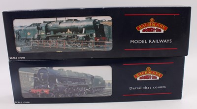 Lot 423 - A Bachmann boxed locomotive group, two...