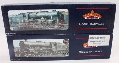 Lot 426 - A Bachmann boxed locomotive group, two...