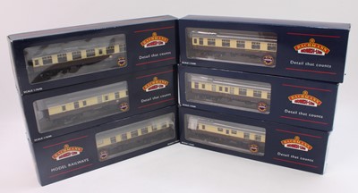 Lot 515 - Six various boxed Bachmann Western Region...