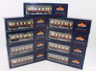 Lot 516 - Nine various boxed crimson and cream Bachmann...