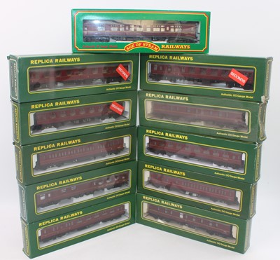 Lot 524 - 11 various boxed Replica Railways and Age of...