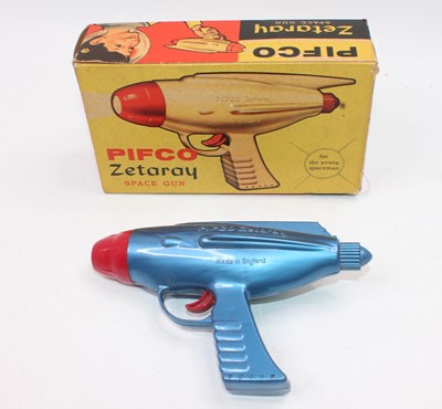 Lot 1933 - A boxed Pifco Zetaray space gun in blue has...