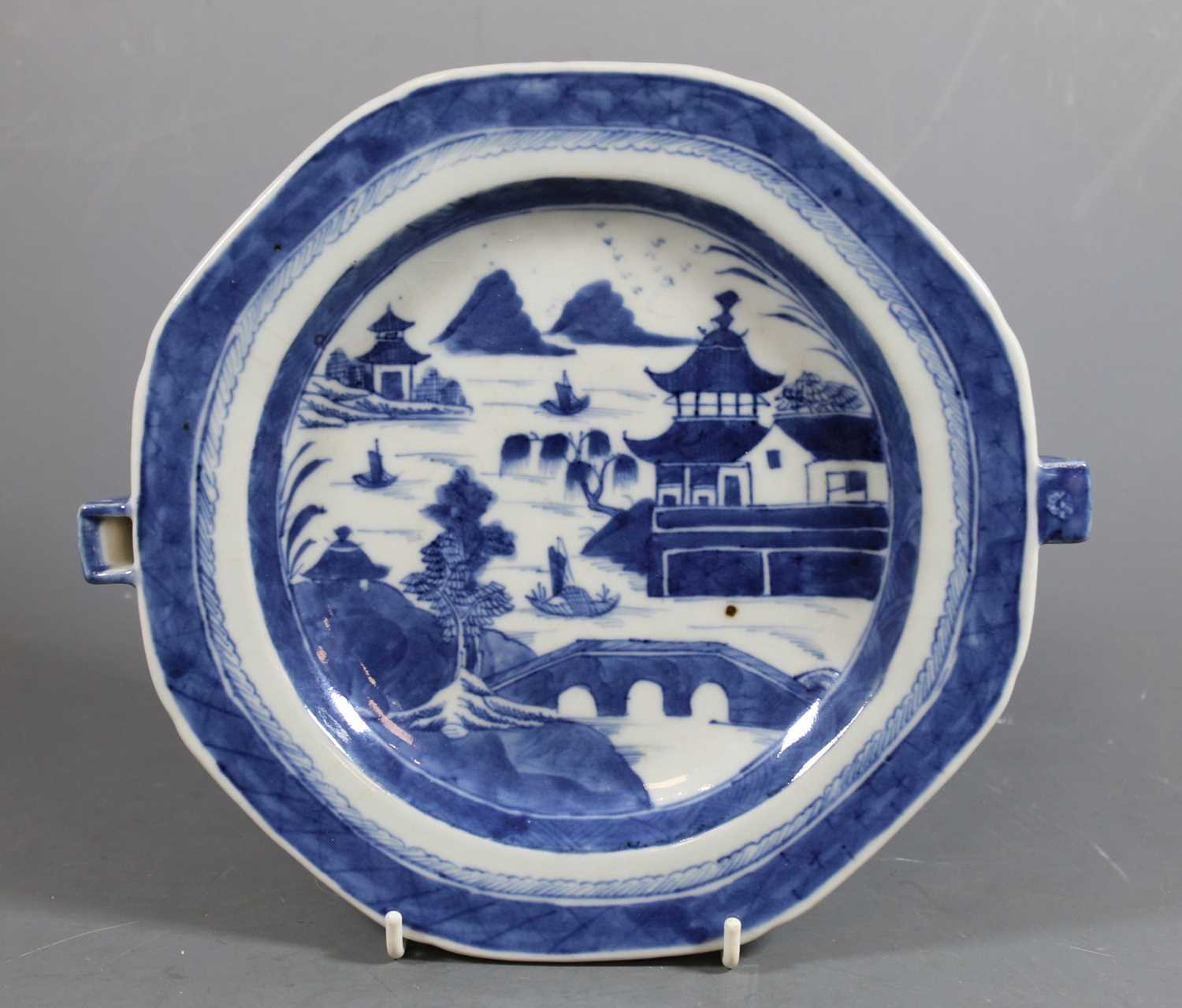 Lot 1 - An early 19th century Chinese export blue and...